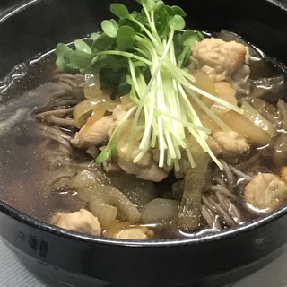 鳥もも肉と玉ねぎの温かいお蕎麦♫